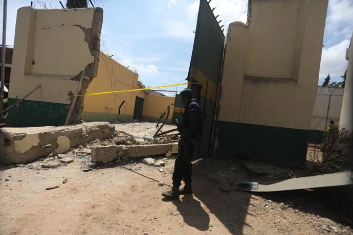 Archivo - ABUJA, July 6, 2022  -- Photo taken on July 6, 2022 shows a damaged entrance gate at the site of an attack on a prison in Abuja, Nigeria. At least 300 inmates were on the run while one inmate died and three others were injured during an attack o