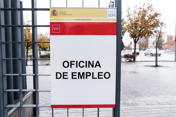 Archivo - Entrada a la nueva oficina de empleo Vallecas-Santa Eugenia, a 9 de diciembre de 2022, en Madrid (España).