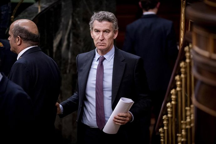 O presidente do Partido Popular, Alberto Núñez Feijóo, ao sair de uma sessão plenária no Congresso dos Deputados, em 10 de fevereiro de 2026, em Madri (Espanha). A sessão plenária debateu a questão ferroviária a pedido do grupo popular e a qualidade do