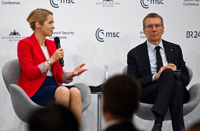 15 de fevereiro de 2026, Baviera, Munique: Kaja Kallas (à esquerda), Alta Representante da União Europeia para os Negócios Estrangeiros, e Edgars Rinkevics, Presidente da Letónia, participam na Conferência de Segurança de Munique. Foto: Sven Hoppe/dpa