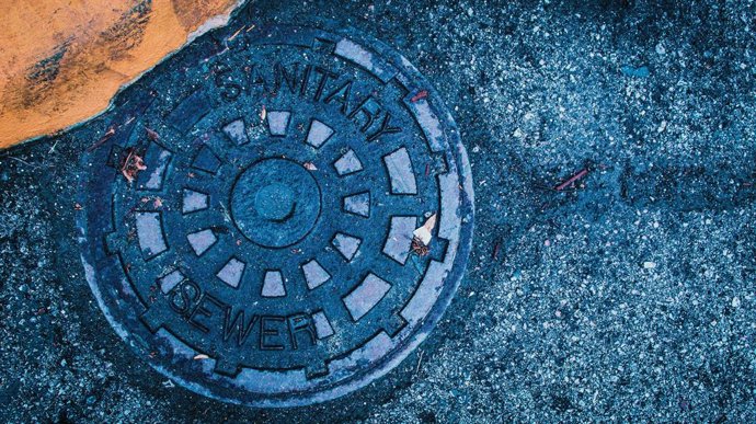 Una tapa de alcantarilla