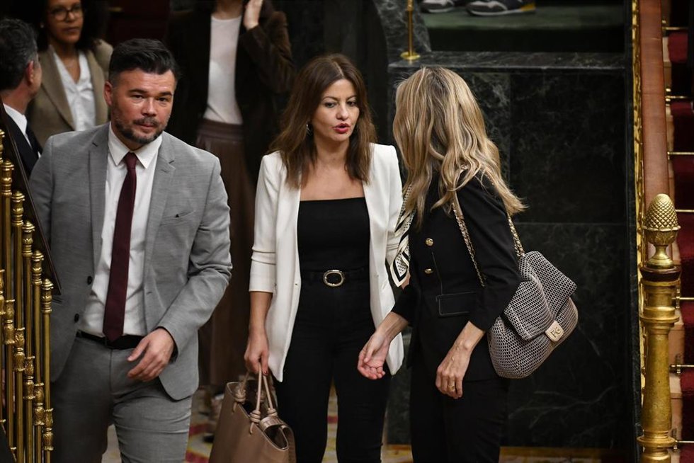 Archivo -  El portavoz de ERC en el Congreso, Gabriel Rufián; la ministra de Juventud e Infancia, Sira Rego, y la vicepresidenta segunda y ministra de Trabajo y Economía Social, Yolanda Díaz, durante una sesión plenaria en el Congreso.