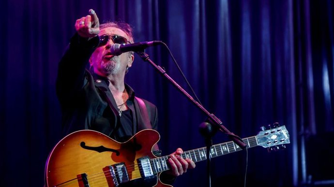 Archivo - El grupo de música Nacha Pop durante el concierto gratuito LOS40 Classic, en la Plaza Mayor de Madrid