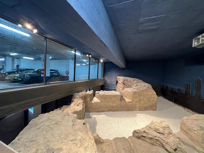 Uno de los elementos más destacados de la intervención es la instalación de una cortina de vidrio, que permite compatibilizar la protección del conjunto con su contemplación desde distintos niveles del aparcamiento