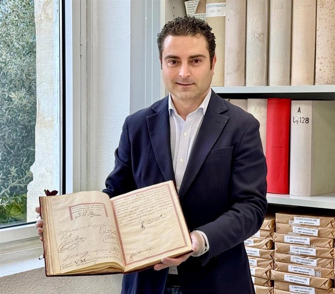 Daniel Portilla en el Archivo Municipal