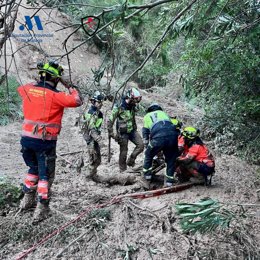 Imagen de los efectivos de Emergencias en el rescate de un hombre atrapado en el barro en Gaucín (Málaga)