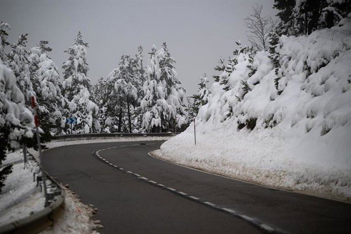 Archivo - Puerto de montaña La Collada de Toses durante el temporal de nieve en Girona, a 28 de diciembre de 2025, en Girona, Catalunya (España)