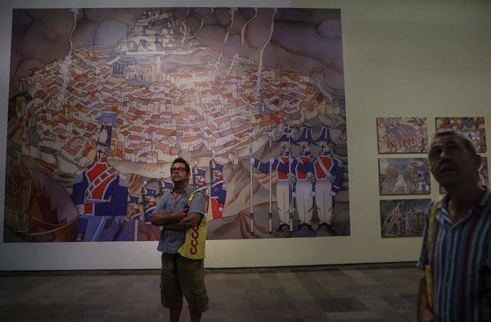 Archivo - Varias personas observan algunas de las obras de la exposición 'Miguel Calatayud. Trànsit Il·lustrat', en el Centre del Carme Cultura Contemporània (CCCC), a 27 de julio de 2023, en Valencia