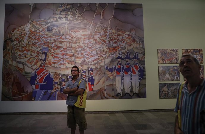 Archivo - Varias personas observan algunas de las obras de la exposición 'Miguel Calatayud. Trànsit Il·lustrat', en el Centre del Carme Cultura Contemporània (CCCC), a 27 de julio de 2023, en Valencia