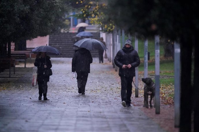 Archivo - Lluvia en Vitoria