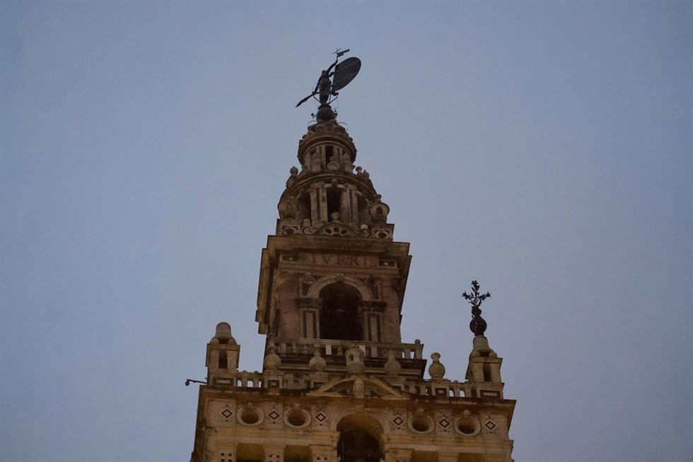 Imagen de la Giralda de Sevilla mostrando la falta de un jarrón ornamental de su fachada desprendido por los fuertes vientos de la borrasca Leonardo. A 5 de febrero de 2026, en Sevilla (Andalucía, España). Las fuertes rachas de viento que registra Sevil