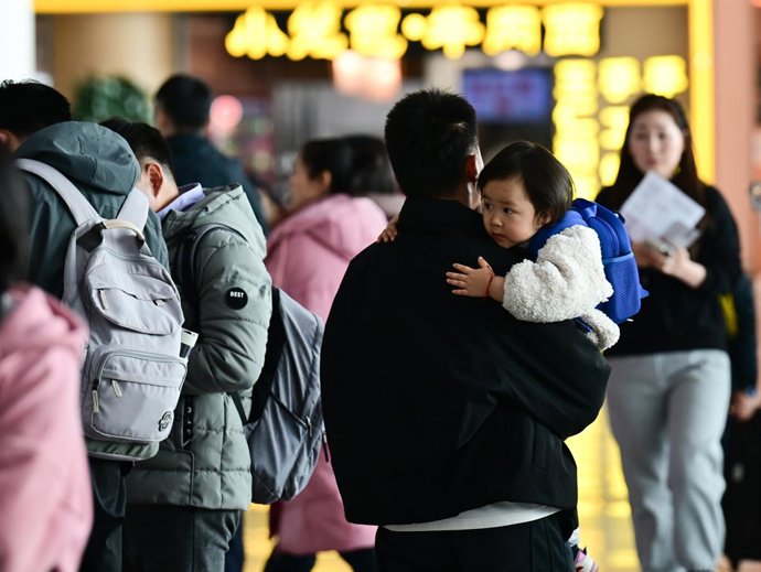 PEQUIM, 2 de fevereiro de 2026 — Passageiros são vistos no Aeroporto Internacional de Hefei Xinqiao, em Hefei, província de Anhui, leste da China, em 2 de fevereiro de 2026. A China deu início à sua maior migração populacional anual na segunda-feira, 15 d