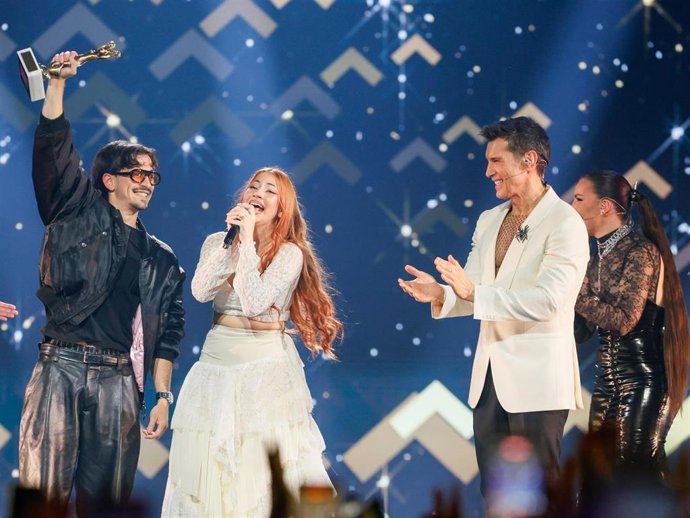 Tony Grox y LUCYCALYS actúa durante la gala final del Benidorm Fest 2026, a 14 de febrero de 2026, en Benidorm, Alicante, Comunidad Valenciana (España).