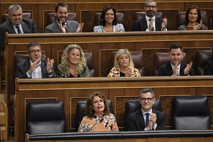 Archivo - La vicepresidenta primera y ministra de Hacienda, María Jesús Montero, y el ministro de Presidenciaa, Relaciones con las cortes y Justicia, Félix Bolaños, durante una sesión de control al Gobierno