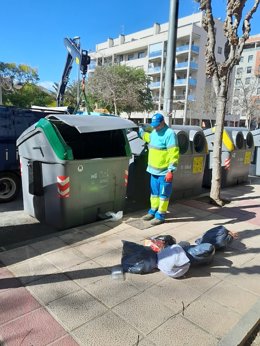 Durante la jornada de hoy se trabaja en la limpieza de los accesos a la ciudad con barredoras de grandes vías y en la retirada de cañas en el cauce del río