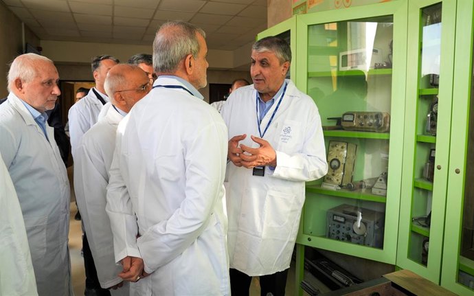 Archivo - Arquivo - O presidente iraniano, Masud Pezeshkian, em visita às instalações nucleares em Teerã (arquivo)