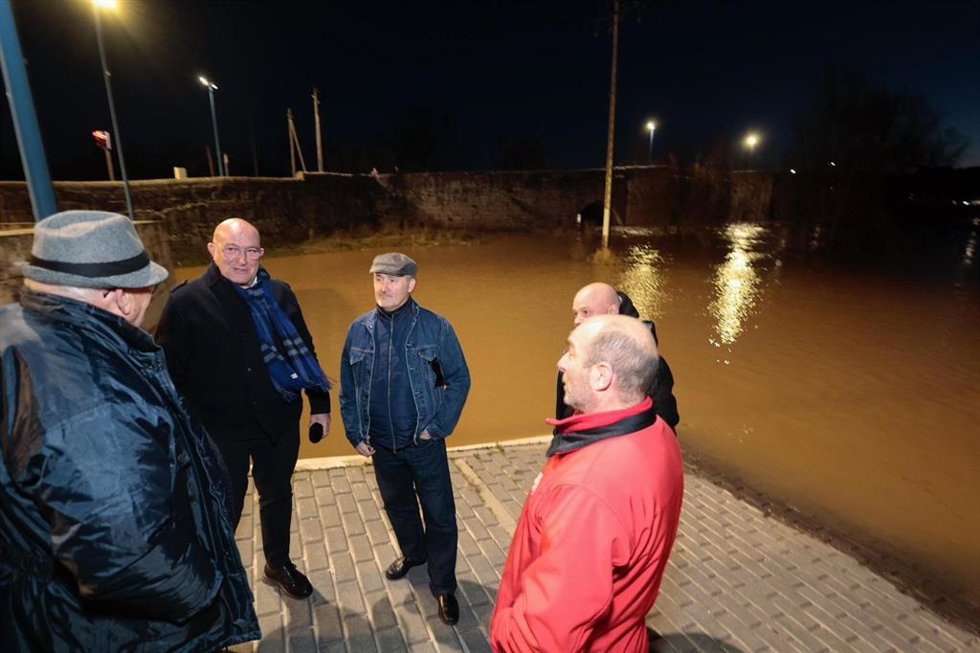 El alcalde, Jesus Julio Carnero,  y el concejal de Salud Pública y Seguridad Ciudadana, Alberto Cuadrado, bomberos de Valladolid y Policía Municipal en Puente Duero en la noche del 14 de febrero