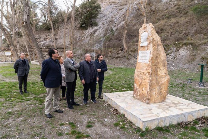 El presidente de la Diputación de Almería, José Antonio García Alcaina, junto al alcalde de Alcóntar, Antonio Ramón Salas, durante la visita institucional al municipio.