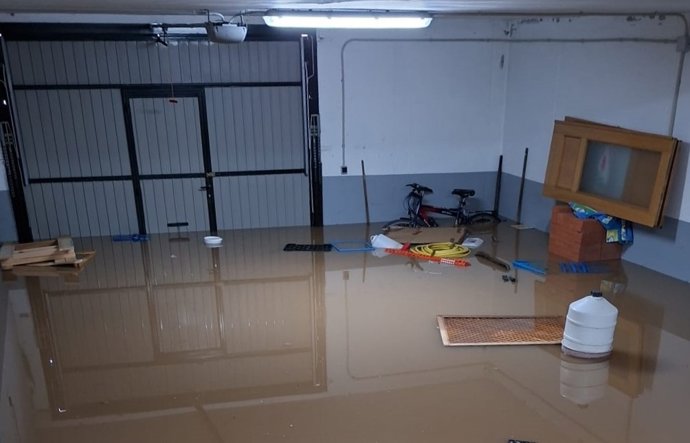 Uma garagem em Tudela de Duero (Valladolid) inundada neste domingo, 15 de fevereiro de 2026.
