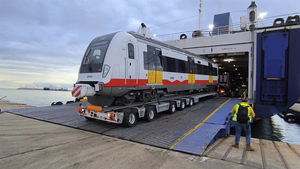 Archivo - El segundo de los trenes fabricados por CAF para SFM llega a Mallorca.