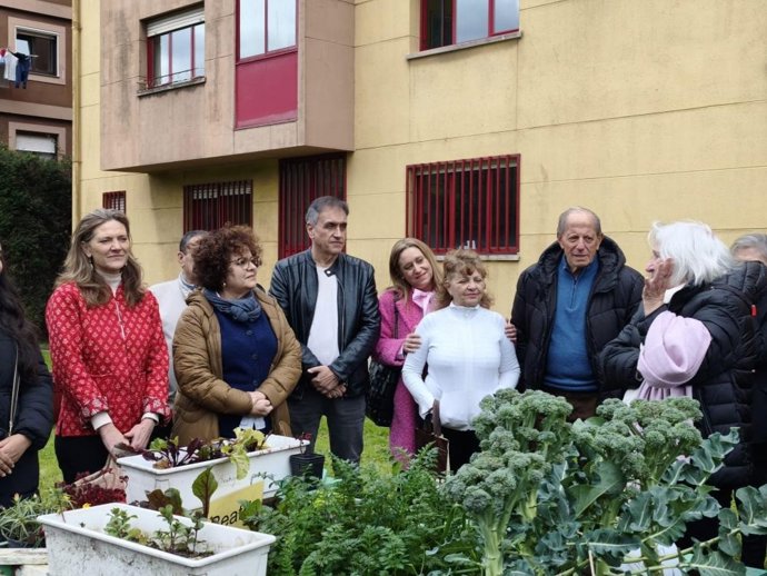 La consejera de Derechos Sociales y Bienestar, Marta del Arco, ha participado hoy en la inauguración de los huertos comunitarios ubicados en los jardines de los Apartamentos Gijón.