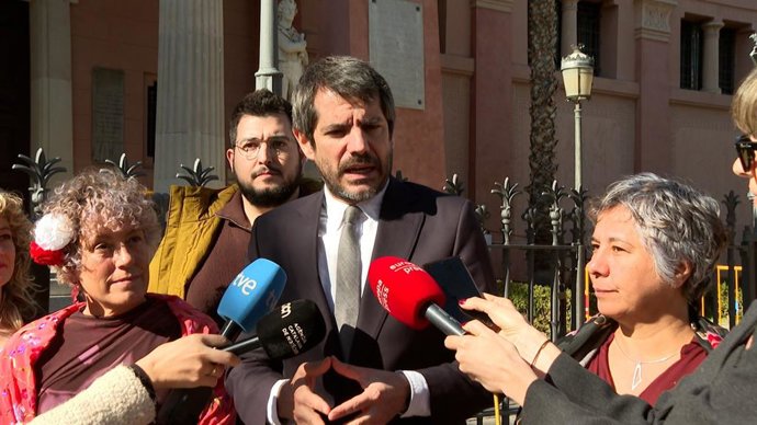 El ministre de Cultura, Ernest Urtasun, en atenció als mitjans