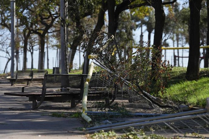 Valla caída por el viento, a 12 de febrero de 2026, en Barcelona.