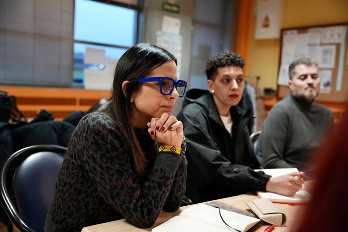 Nuria Rubio durante su reunión con la familia de la joven afectada y representantes de la Asociación de Personas Sordas del Bierzo para denunciar la falta de intérprete de lengua de signos en el centro.