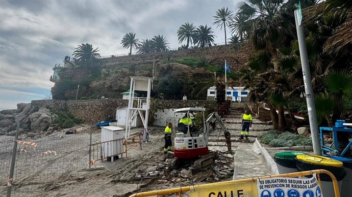 Intervención con la que la playa de Calahonda ganará 250 metros cuadrados de arena gracias a la reordenación del acceso.