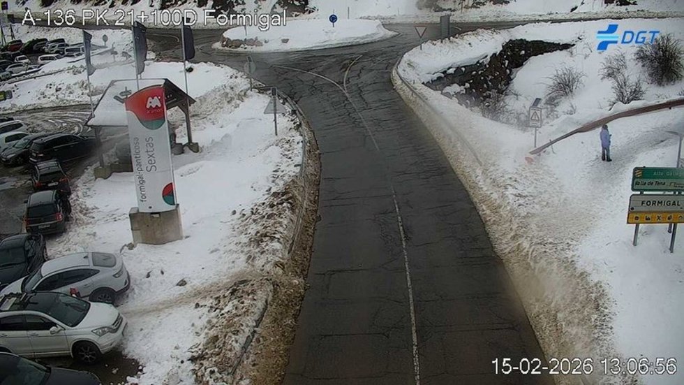 Entrada a Formigual este domingo. La zona  presenta dos tramos cortados por la nieve: del kilómetro 24 al 26,9 de la A-136; y del kilómetro 0 al 5 de la A-136a, en Sallent.