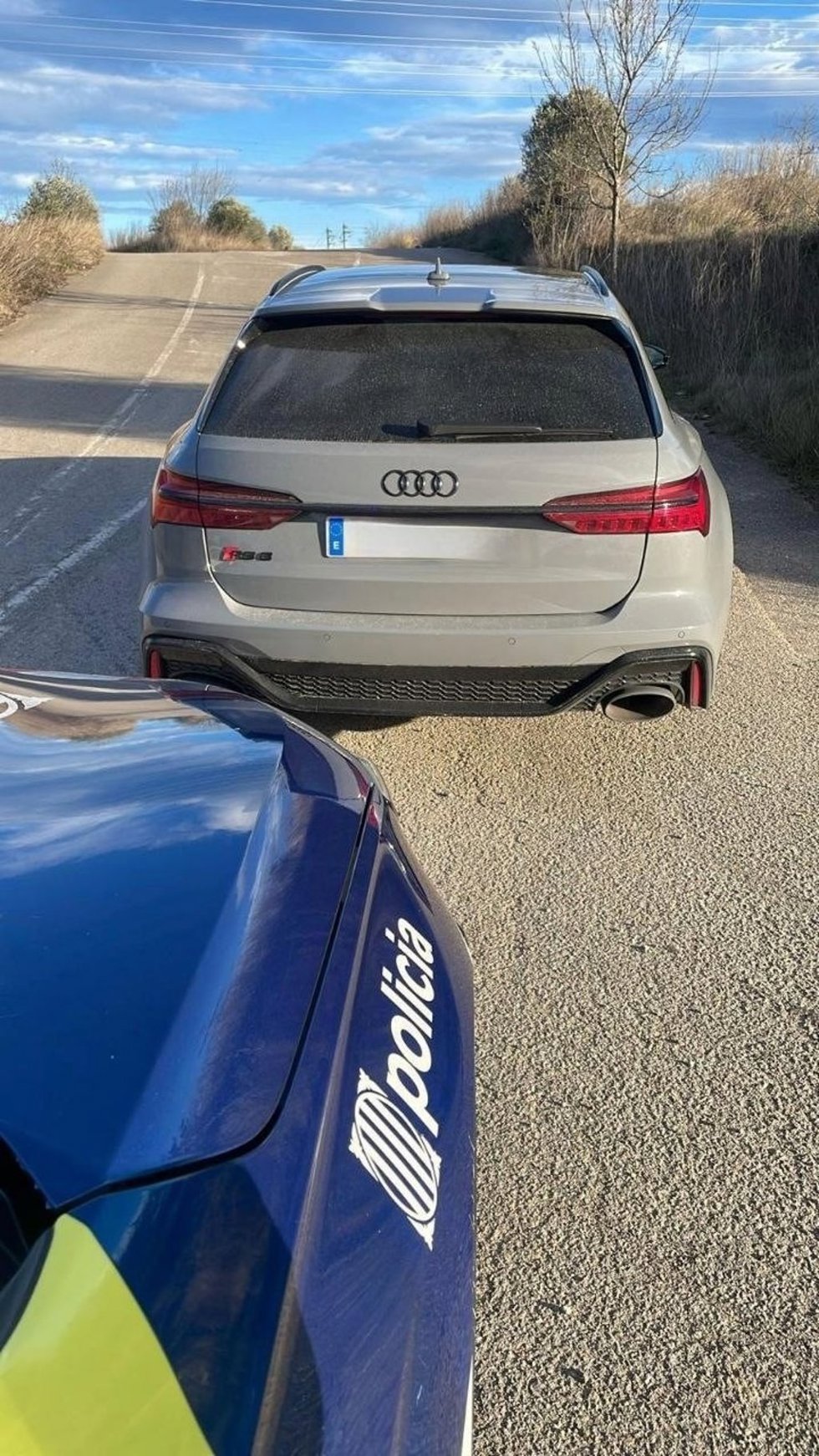 El coche dtenido por circular a 233 km/h