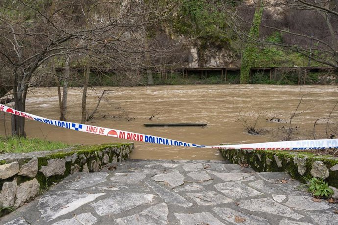 Precinto por el desbordamiento del río Júcar a su paso por Cuenca.