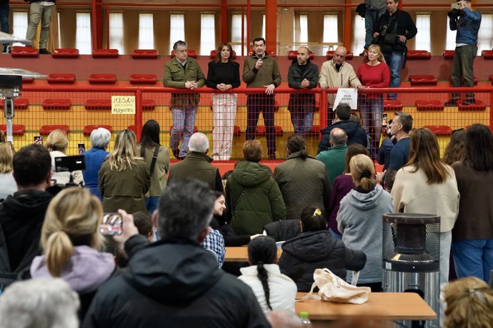 El presidente de la Junta de Andalucía, Juanma Moreno se dirige a los vecinos alojados en el polideportivo de Ronda. A 15 de febrero de 2026 en Ronda, Málaga (Andalucía, España).