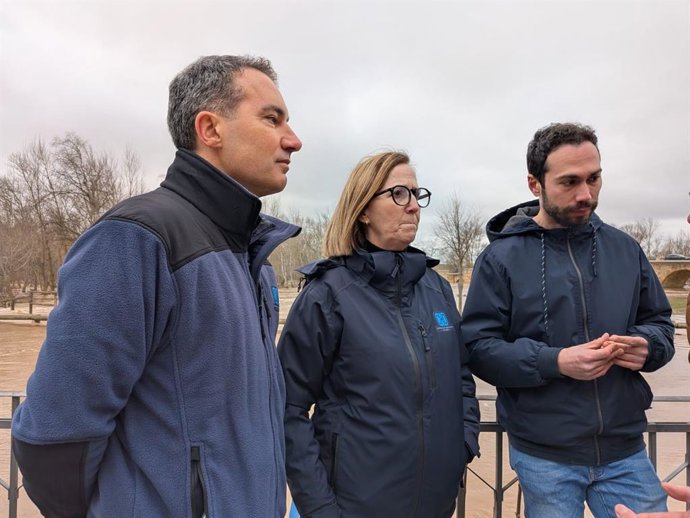 La presidenta de la Confederación Hidrográfica del Duero (CHD), María Jesús Lafuente, en el medio, en una visita a San Esteban de Gormaz (Soria), ante la crecida del río.