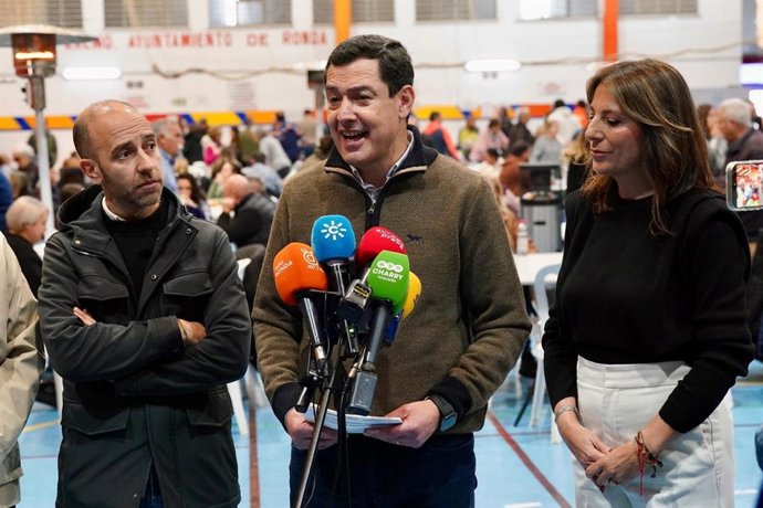 El presidente de la Junta, Juanma Moreno, este domingo en Ronda (Málaga) acompañado por el alcalde de Grazalema (Cádiz) y la alcaldesa de Ronda.