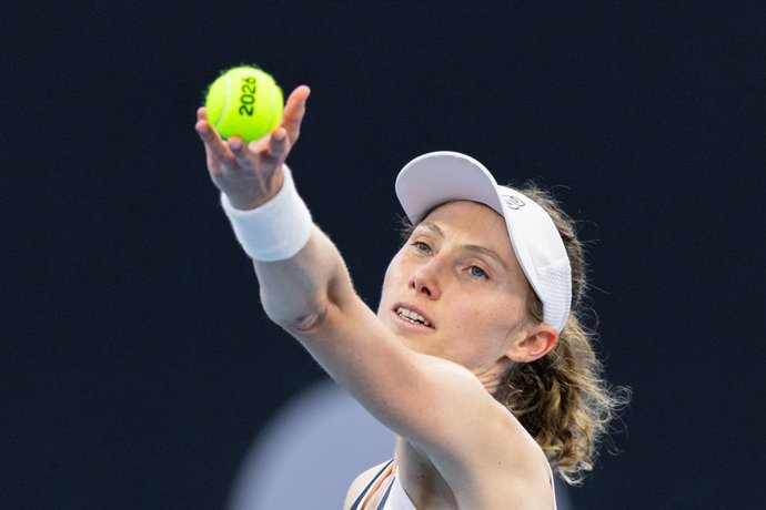 Archivo - January 6, 2026, Brisbane, Qld, Australia: CHRISTINA BUCSA of Spain serves during her Womenâ€s Singles round two match against ARYNA SABALENKA of Belarus at the Brisbane International.