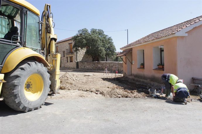 Obras en una de las calles de Santiuste de Pedraza.