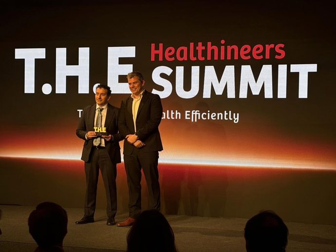 Carlos Antón, director del Centro de Gestión Integrada de Proyectos Corporativos del Servicio Aragonés de Salud, recoge el premio durante el T.H.E. Summit en Madrid.