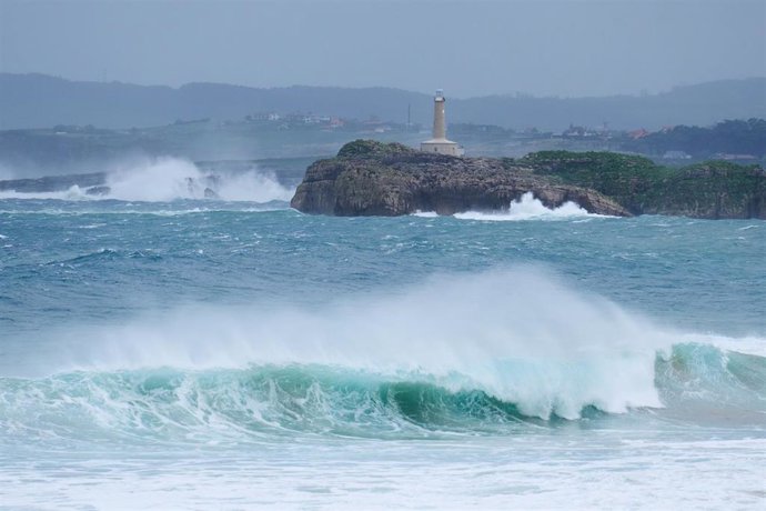 Archivo - Olas en una playa de Santander.-ARCHIVO