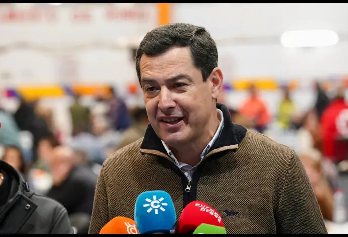 El presidente de la Junta de Andalucía, Juanma Moreno, este domingo en declaraciones a los medios en Ronda (Málaga), donde ha visitado a los vecinos desalojados de Grazalema (Cádiz).