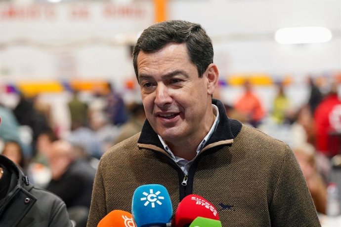 El presidente de la Junta de Andalucía, Juanma Moreno, este domingo en declaraciones a los medios en Ronda (Málaga), donde ha visitado a los vecinos desalojados de Grazalema (Cádiz).