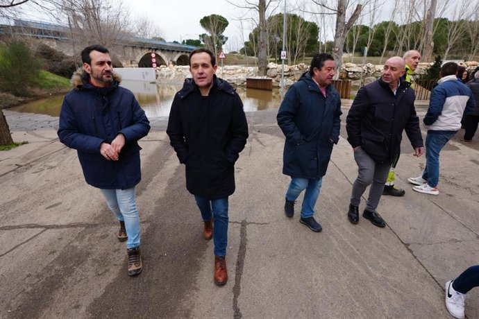 Conrado Íscar Ordóñez  junto a Alberto Collantes y Felizx del Amo durante su visita al municipio para supervisar la situación tras las crecidas de los ríos.