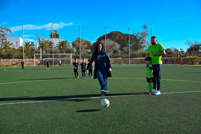 La alcaldesa ha realizado el saque de honor en la categoría 'Bebé'.