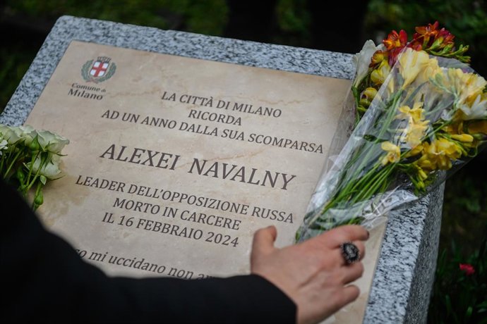 Archivo - Arquivo - Revelação de uma placa em homenagem a Aleksei Navalny nos Jardins Anna Politkovskaya, no Corso Como - Milão, domingo, 16 de março de 2025. (Foto: Claudio Furlan/Lapresse) ..Revelação de uma placa em homenagem a Aleksei Navalny nos Jard