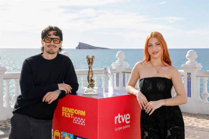 Los artistas ganadores del Benidorm Fest 2026, Tony Grox & LUCYCALYS, durante una rueda de prensa en el Mirador del Castillo, a 15 de febrero de 2026, en Benidorm, Alicante, Comunidad Valenciana (España). El dúo formado por el compositor y productor Tony 