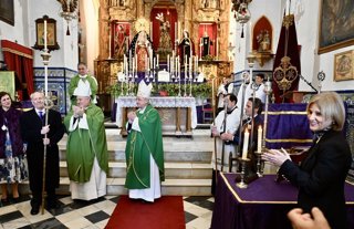 La alcaldesa de Jerez (Cádiz), María José García-Pelayo en el acto de nombramiento de José Castaño Rubiales como Hermano Mayor Perpetuo de la Hermandad del Nazareno.
