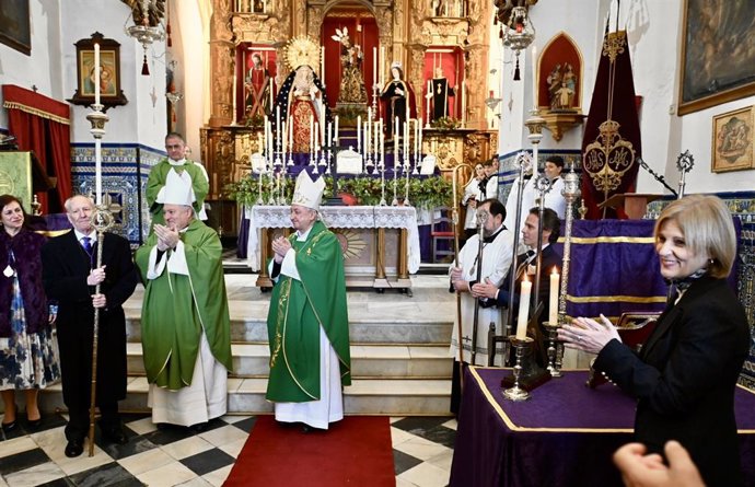 La alcaldesa de Jerez (Cádiz), María José García-Pelayo en el acto de nombramiento de José Castaño Rubiales como Hermano Mayor Perpetuo de la Hermandad del Nazareno.