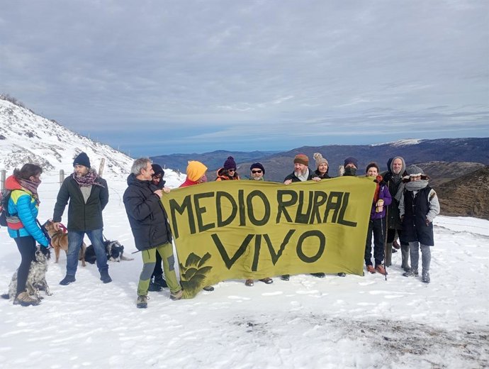 Una veintena de personas protesta contra la central Aguayo II en el Pico Jano