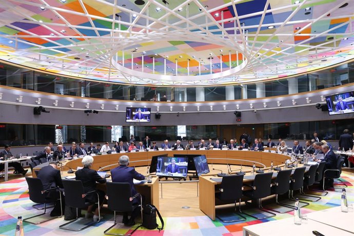 Archivo - Mesa de redonda de la reunión de los ministros de Economía y Hacienda del Eurogrupo, a 7 de julio de 2025, en Bruselas (Bélgica). El ministro de Finanzas irlandés, Paschal Donohoe, ha sido elegido por consenso para revalidar su cargo como presid