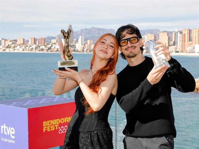 Los artistas ganadores del Benidorm Fest 2026, Tony Grox & LUCYCALYS, durante una rueda de prensa en el Mirador del Castillo, a 15 de febrero de 2026, en Benidorm, Alicante, Comunidad Valenciana (España).